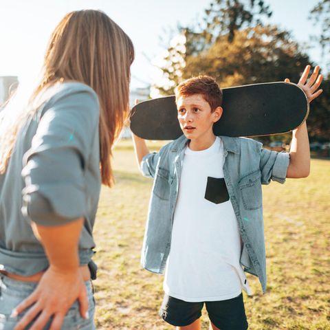 Eine Mutter im Streit mit ihrem Teenager Jungen