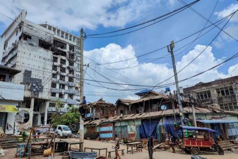 Beschädigtes Gebäude nach Armee-Angriff in Region Shan im Norden Myanmars