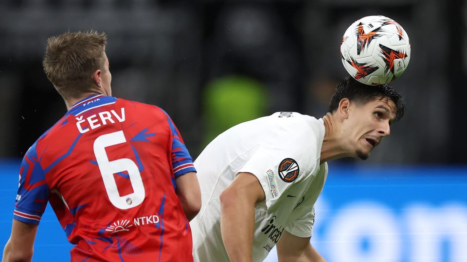 Eintracht Frankfurt fängt sich zwei späte Tore gegen Viktoria Pilsen ein STERN.de