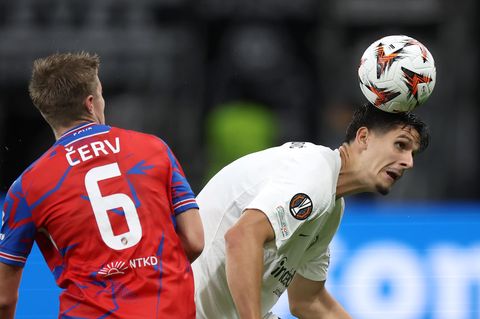 Reine Kopfsache: Frankfurts Igor Matanovic hat das Spielgerät unter Kontrolle
