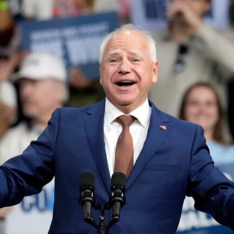 Der demokratische US-Vizepräsidentschaftskandidat Tim Walz aus Minnesota spricht Anfang September bei einer Wahlkampfveranstaltung in der Desert Diamond Arena, in Glendale, Arizona