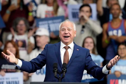 Der demokratische US-Vizepräsidentschaftskandidat Tim Walz aus Minnesota spricht Anfang September bei einer Wahlkampfveranstaltung in der Desert Diamond Arena, in Glendale, Arizona