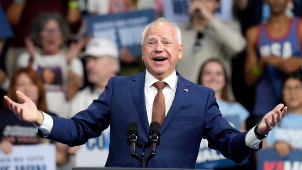 Der demokratische US-Vizepräsidentschaftskandidat Tim Walz aus Minnesota spricht Anfang September bei einer Wahlkampfveranstaltung in der Desert Diamond Arena, in Glendale, Arizona