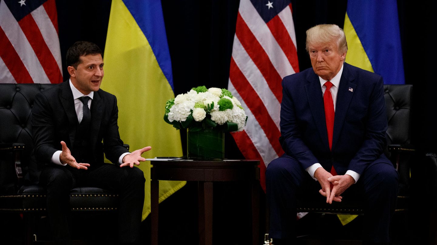 Wolodymyr Selenskyj und Donald Trump sitzen bei einem Treffen in Anzügen nebeneinander