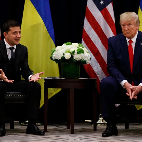Wolodymyr Selenskyj und Donald Trump sitzen bei einem Treffen in Anzügen nebeneinander