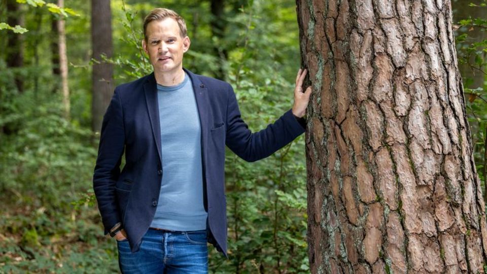 Im Kottenforst bei Bonn kann Hendrik Streeck in Ruhe telefonieren - und das tut er oft. Foto: Thomas Banneyer/dpa