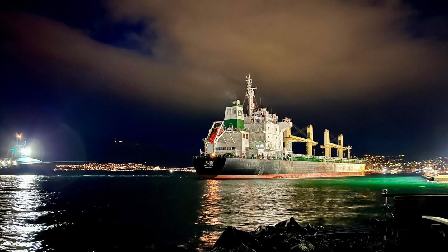 Frachter Ruby vor einem schwedischen Hafen