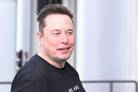 Elon Musk vor dem Tesla-Werk in Grünheide, Brandenburg