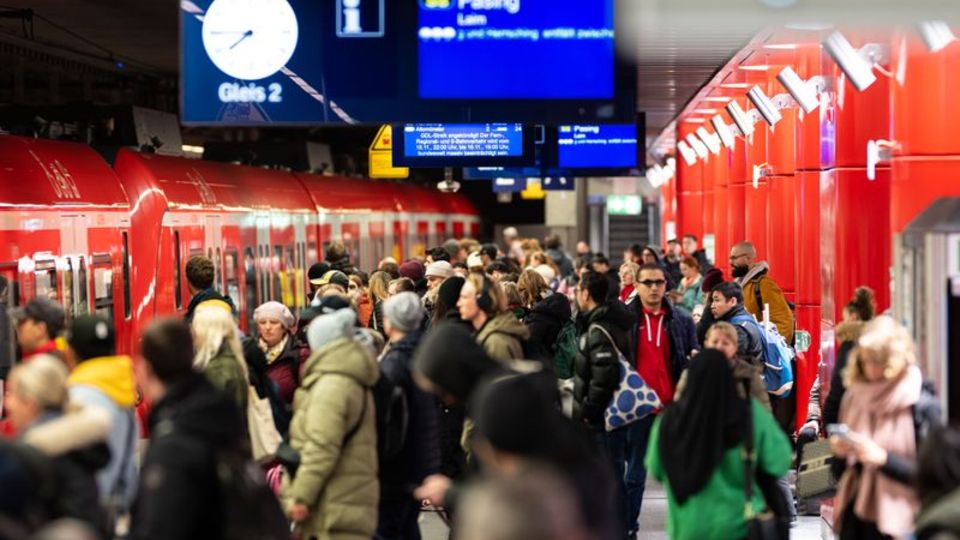 Die Münchner S-Bahn war am Freitagmorgen von einer massiven Störung betroffen. Foto: Lukas Barth/dpa