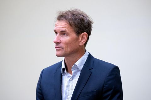 Jens Lehmann steht im Anzug vor Gericht