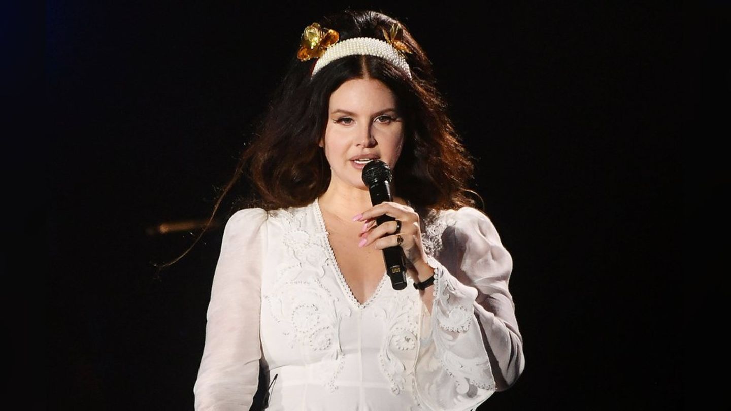 Lana Del Rey soll auf einer Bootstour erstmals auf ihren Ehemann getroffen sein.