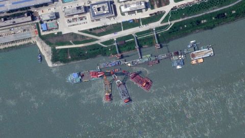 Das Satellitenbild von Planet Labs PBC zeigt Bergungsschiffe am Liegeplatz des gesunkenen, chinesischen U-Bootes