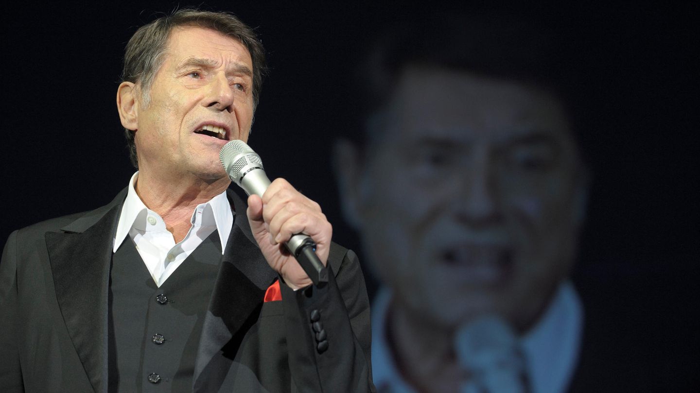 Udo Jürgens Udo Jürgens singt in ein Mikrofon