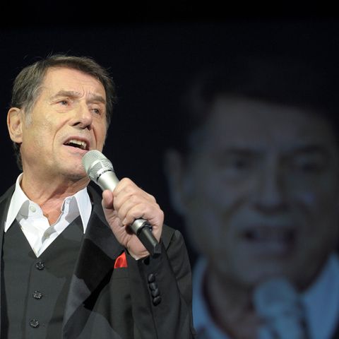 Udo Jürgens singt in ein Mikrofon