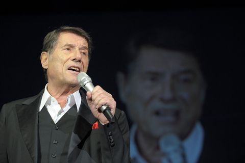 Udo Jürgens singt in ein Mikrofon