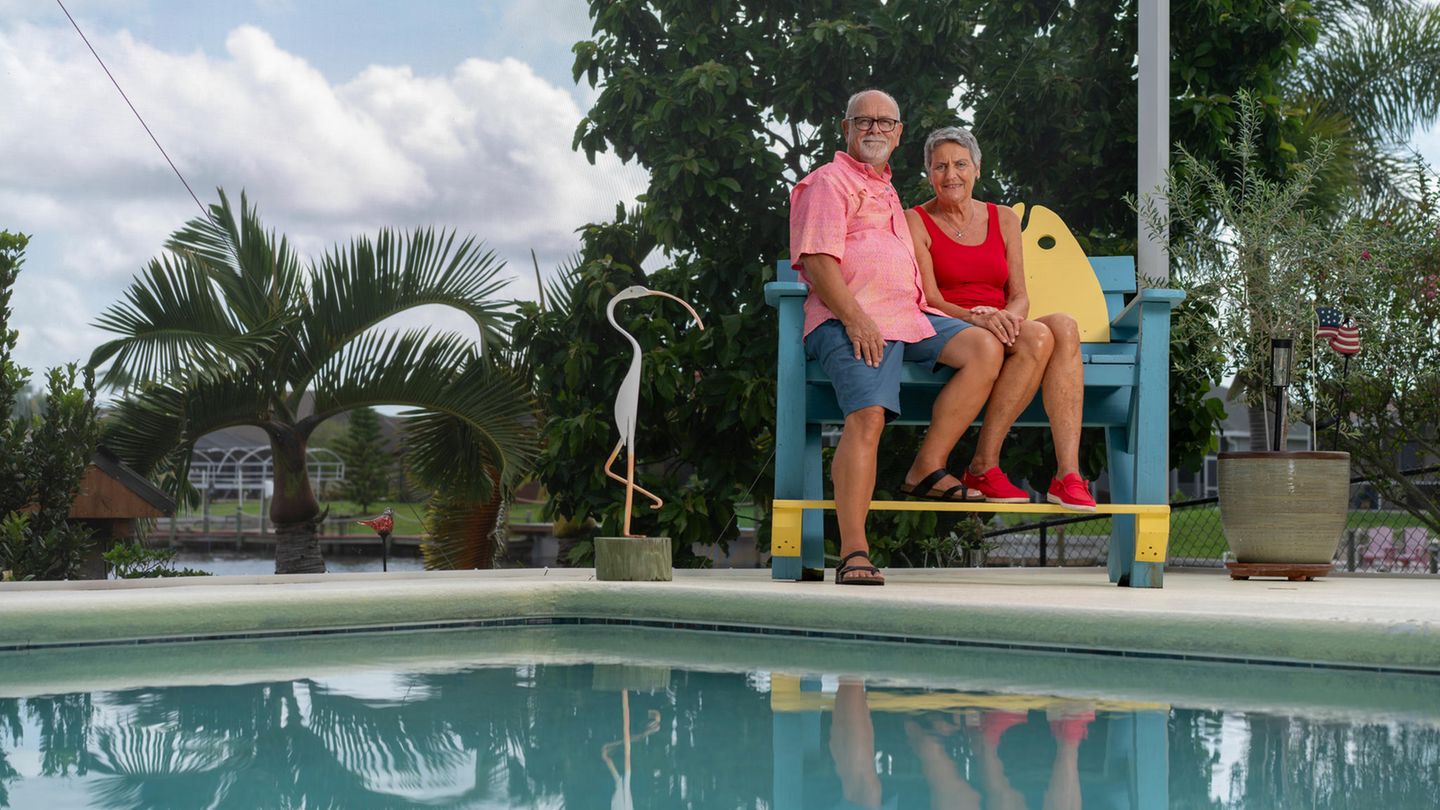 Auswandern nach Florida: Ehepaar Pech am Pool Auswandern nach Florida: Ehepaar Pech am Pool