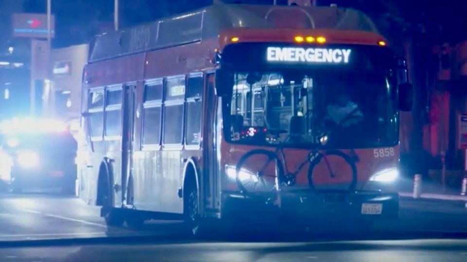 Mann entführt Nachtbus: Eine Person nach Geiselnahme gestorben In Los Angeles hat ein Mann einen Bus entführt. Die Polizei hat den Bus stundenlang verfolgt und letztendlich gefasst. Von den Geiseln wurde eine Person tödlich verletzt.