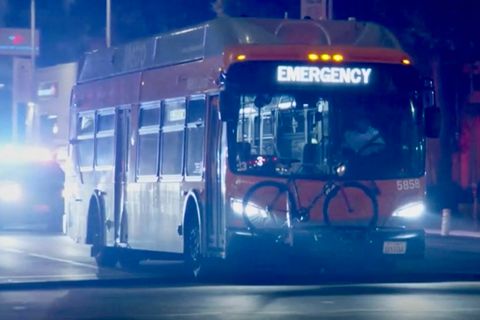 In Los Angeles hat ein Mann einen Bus entführt. Die Polizei hat den Bus stundenlang verfolgt und letztendlich gefasst. Von den Geiseln wurde eine Person tödlich verletzt. 