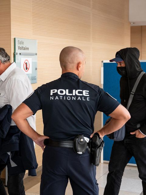Angeklagte bei der Sicherheitskontrolle in Avignon