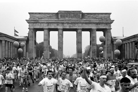 Berlin-Marathon: Viele Menschen laufen vor dem Brandenburger Tor