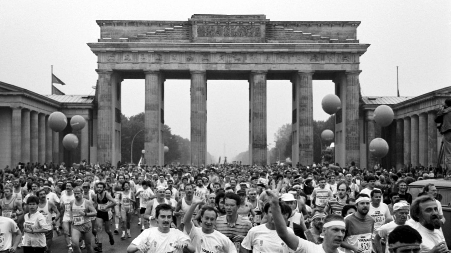 Berlin-Marathon: Viele Menschen laufen vor dem Brandenburger Tor