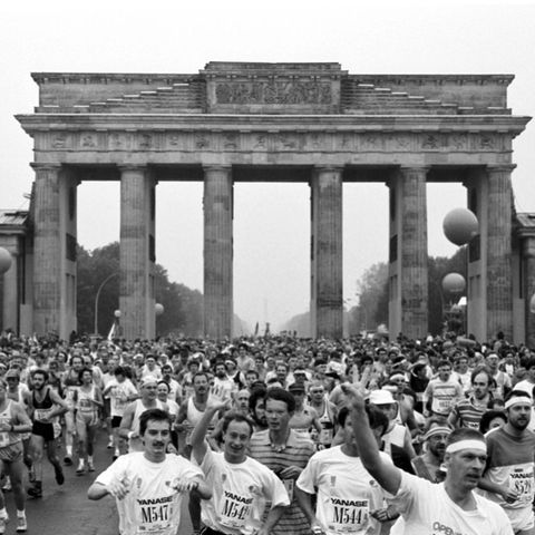 Berlin-Marathon: Viele Menschen laufen vor dem Brandenburger Tor