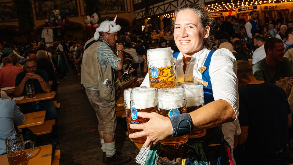 Marlene Graßl ist Bedienung im Hofbräu Zelt und arbeitet seit 10 Jahren auf dem Oktoberfest in München