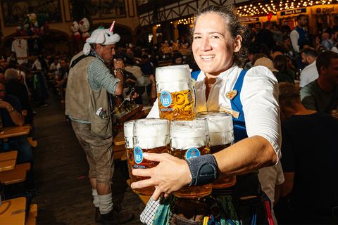 Marlene Graßl ist Bedienung im Hofbräu Zelt und arbeitet seit 10 Jahren auf dem Oktoberfest in München