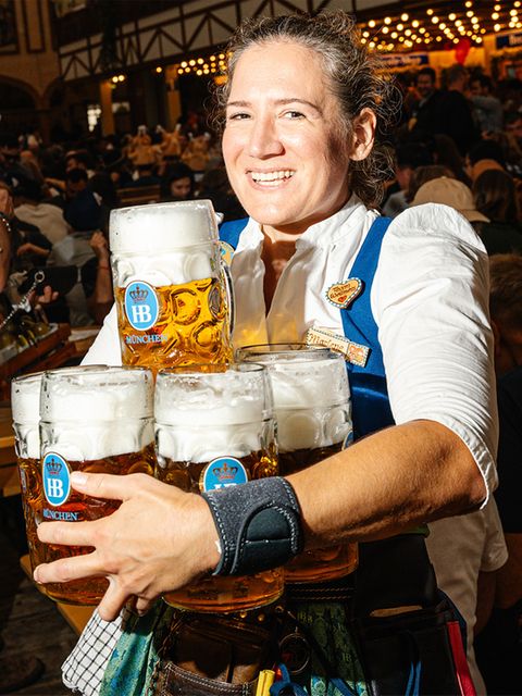 Marlene Graßl ist Bedienung im Hofbräu Zelt und arbeitet seit 10 Jahren auf dem Oktoberfest in München