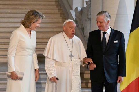 Der Papst mit König Philippe und Königin Mathilde von Belgien