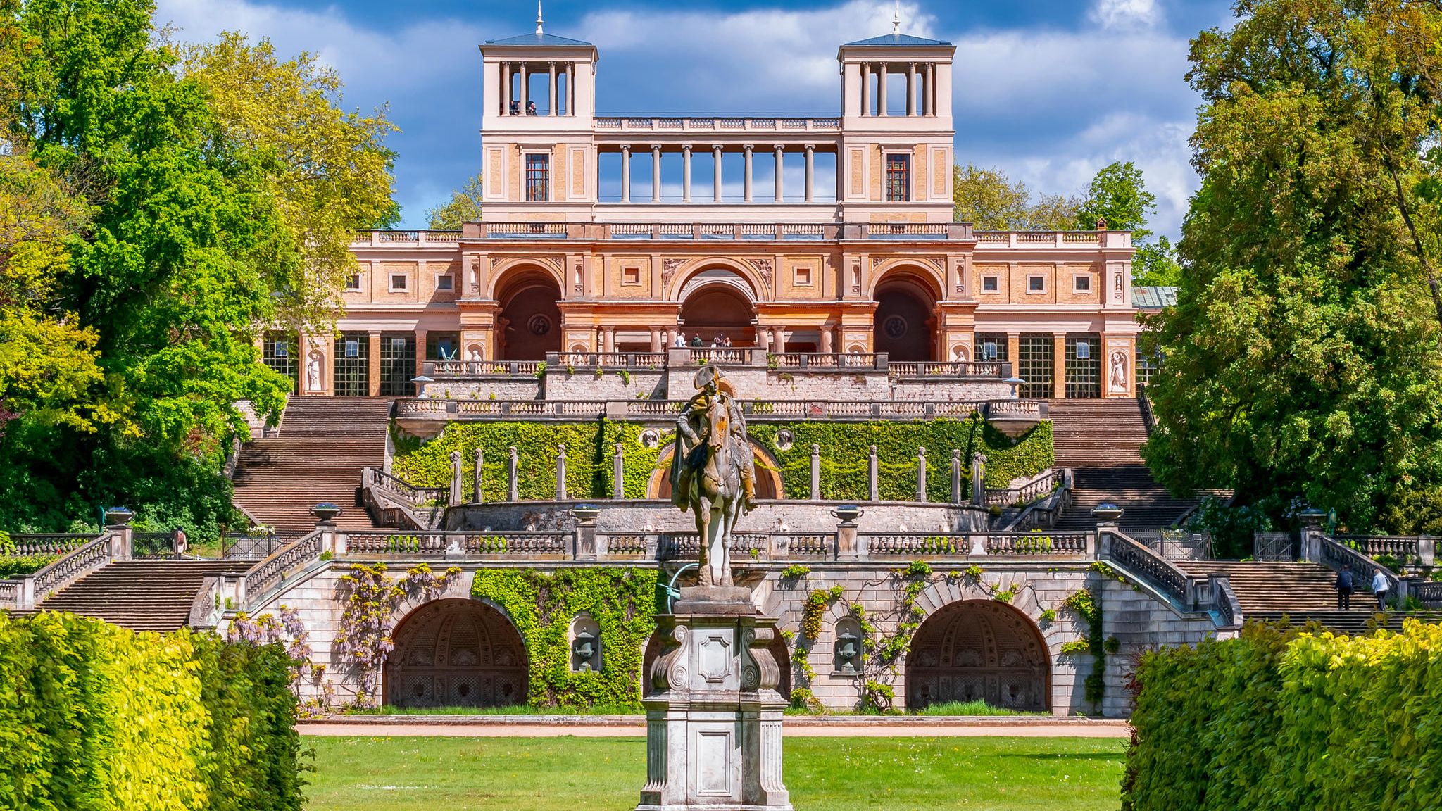 Klimawandel: Die Orangerie von Sanssoucis mit einem Reiterstandbild