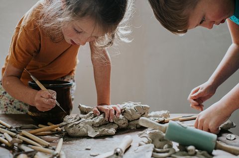 Freie Schule: Kinder beim Basteln