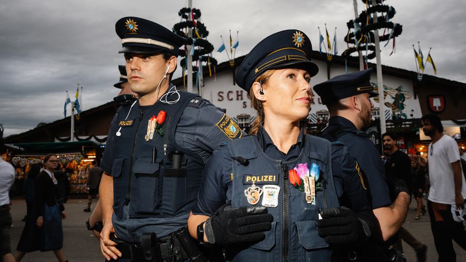 Polizistin Sandra und Polizist Jan der Gruppe 1777 der Polizei während eines Einsatzes auf der Wiesen