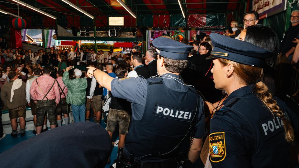 Zwei Polizisten in der Menge beim Oktoberfest 2024 in München