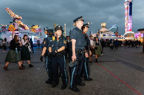 Eine Gruppe Polizisten bei einem Einsatz auf der Wiesn, auf dem Oktoberfest in München