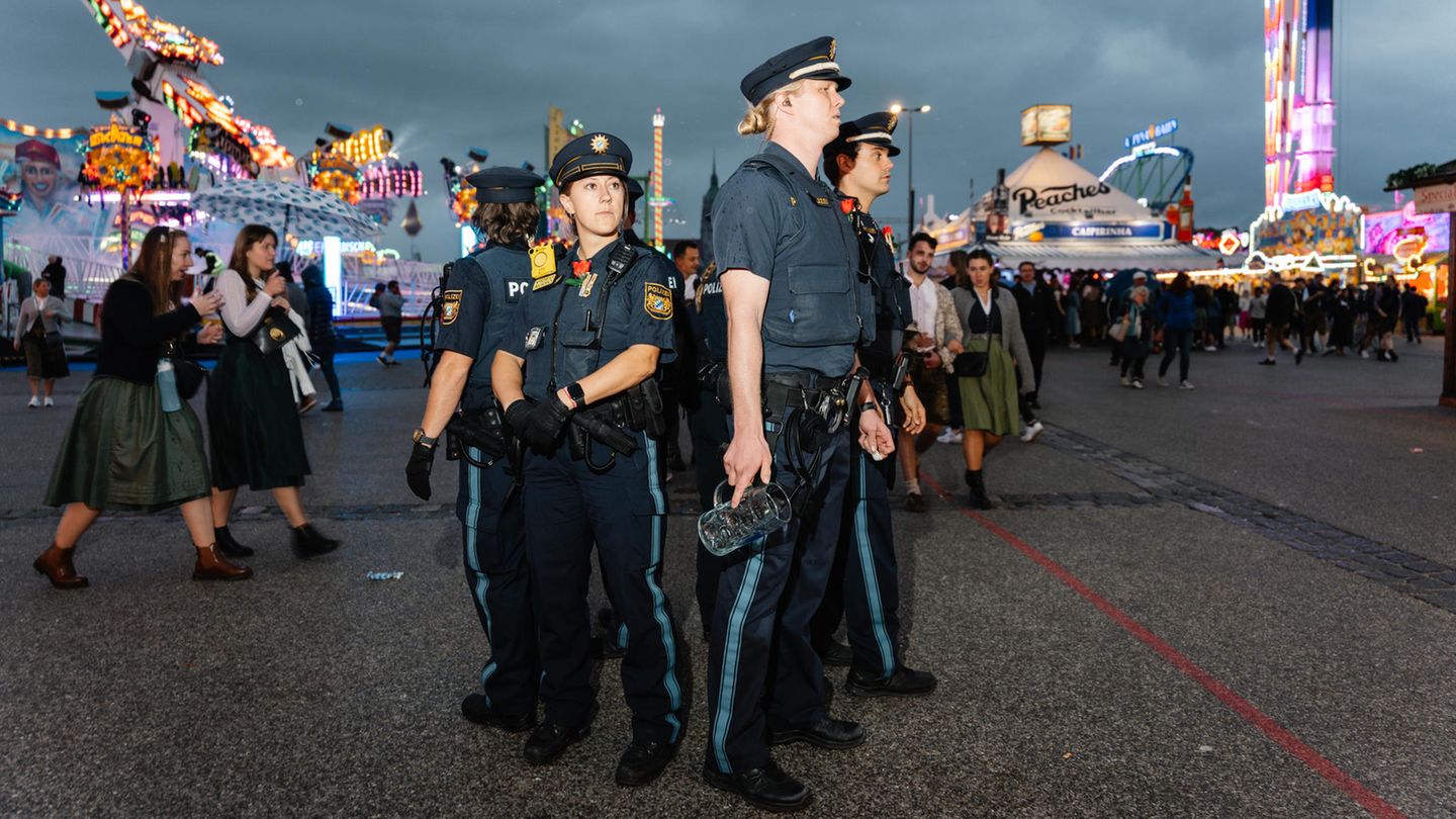 Eine Gruppe Polizisten bei einem Einsatz auf der Wiesn, auf dem Oktoberfest in München