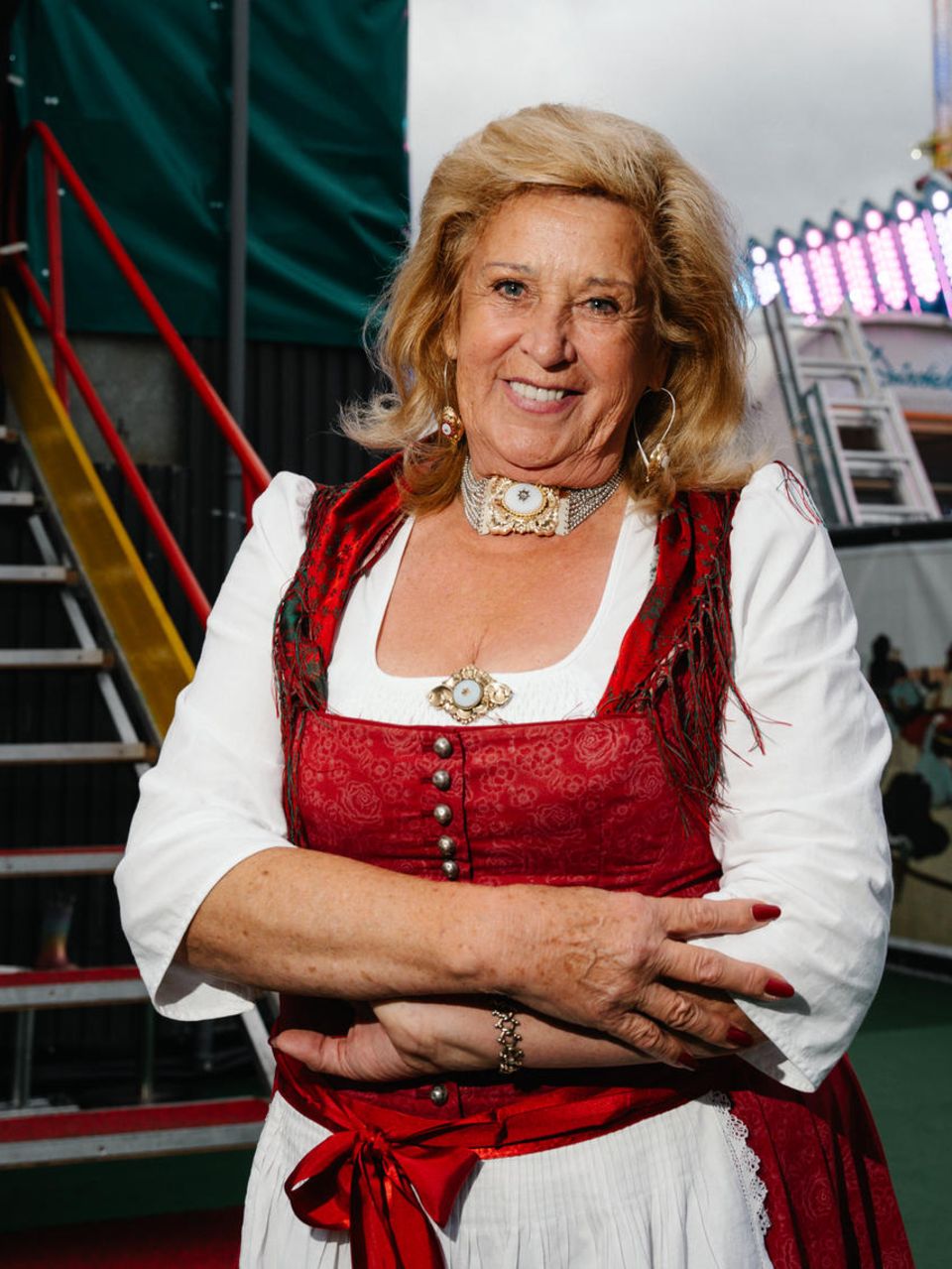 Portrait Elisabeth Lisi Polaczy, Betreiberin des Teufelsrad auf dem Oktoberfest in München