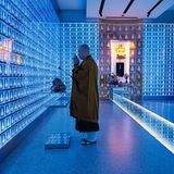 Blau leuchtender Raum