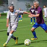 Alte Männer beim Fußball spielen