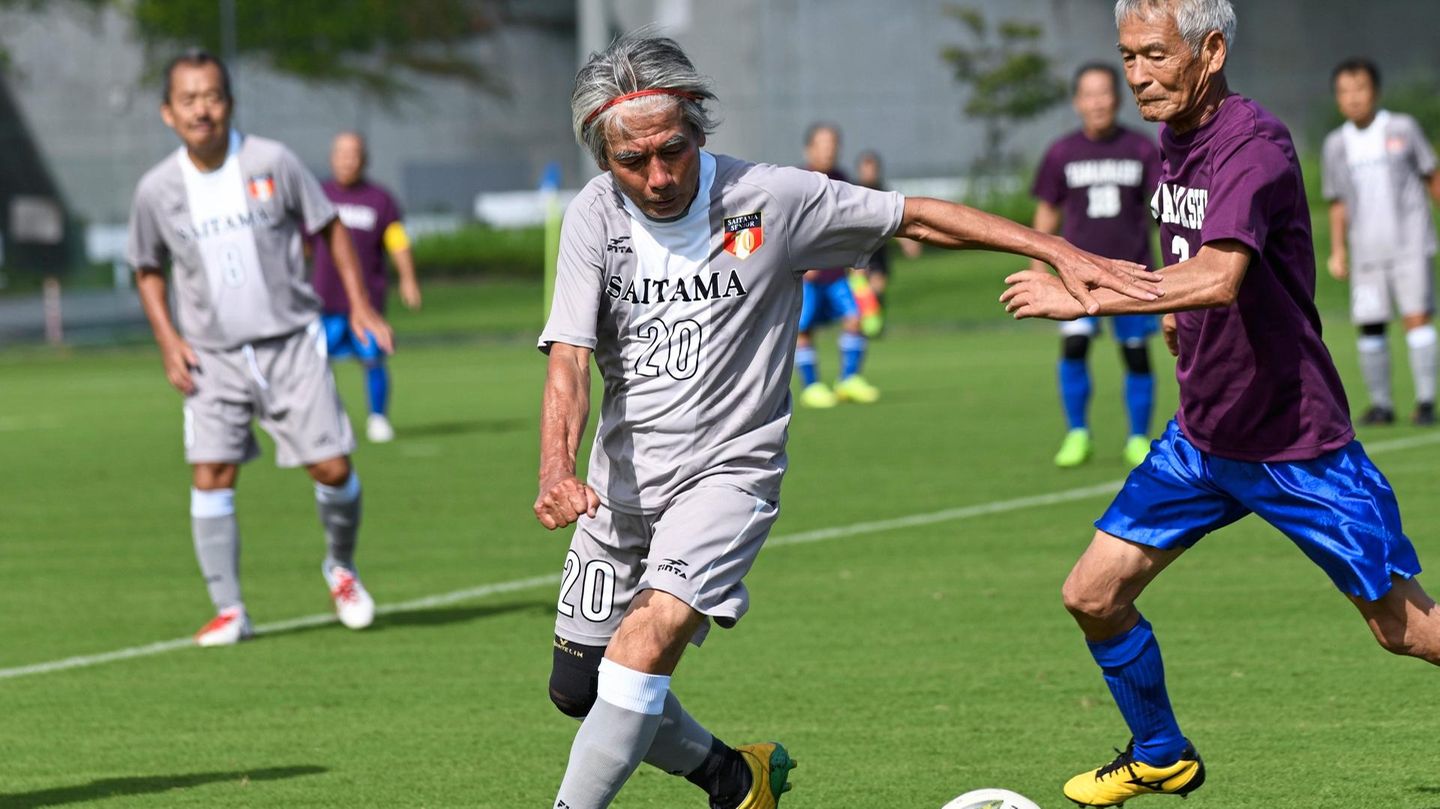 Alte Männer beim Fußball spielen