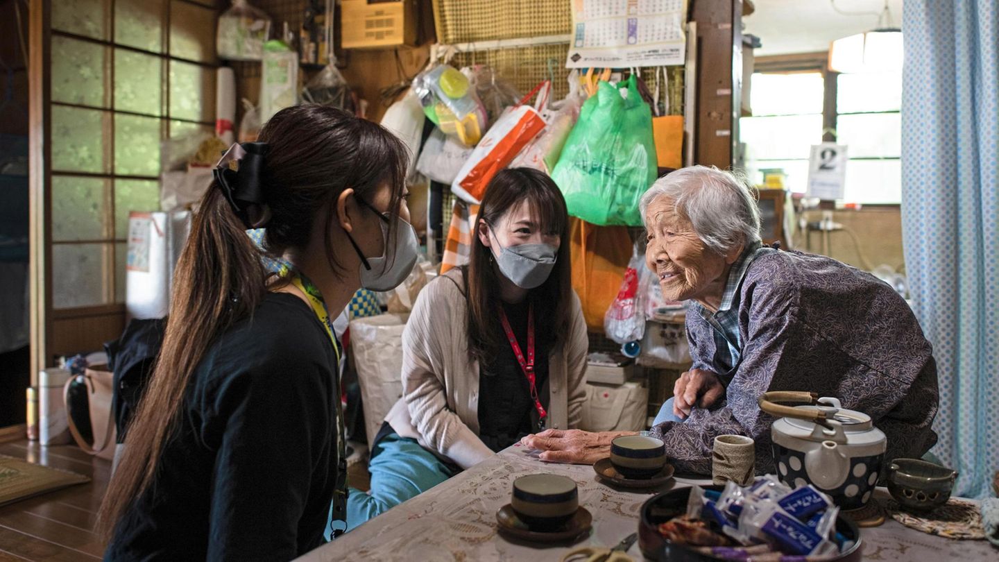 92-year-old Toshie Ueno and two young women