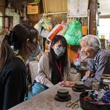 92-jährige Toshie Ueno und zwei junge Frauen