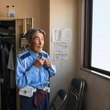 Alter Mann in Polizeiuniform