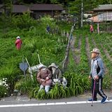 Alter Mann beim Spazieren