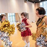 Ältere Frauen beim Cheerleading