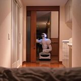 Ein Roboter fährt durch die Gänge