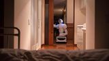 Ein Roboter fährt durch die Gänge