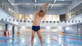 Mann wärmt sich fürs Schwimmen auf