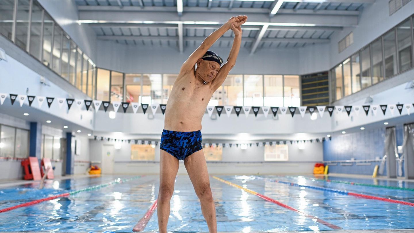 Mann wärmt sich fürs Schwimmen auf