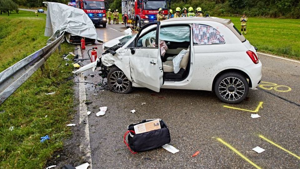 Unfall bei Giengen an der Brenz: Zwei Jugendliche sind tot, eine junge Frau schwer verletzt. Foto: Markus Brandhuber/onw-images/